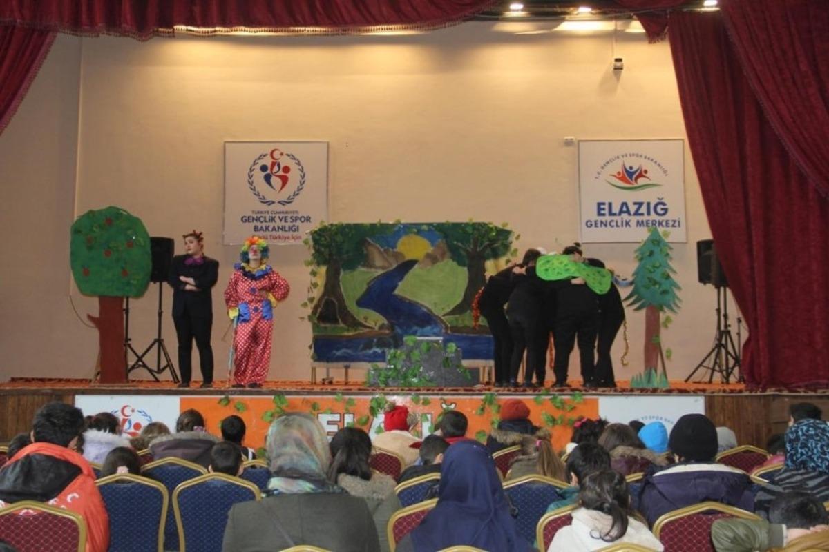 G&ouml;n&uuml;ll&uuml; tiyatro ekibi &ccedil;ocuklar i&ccedil;in sahne aldı