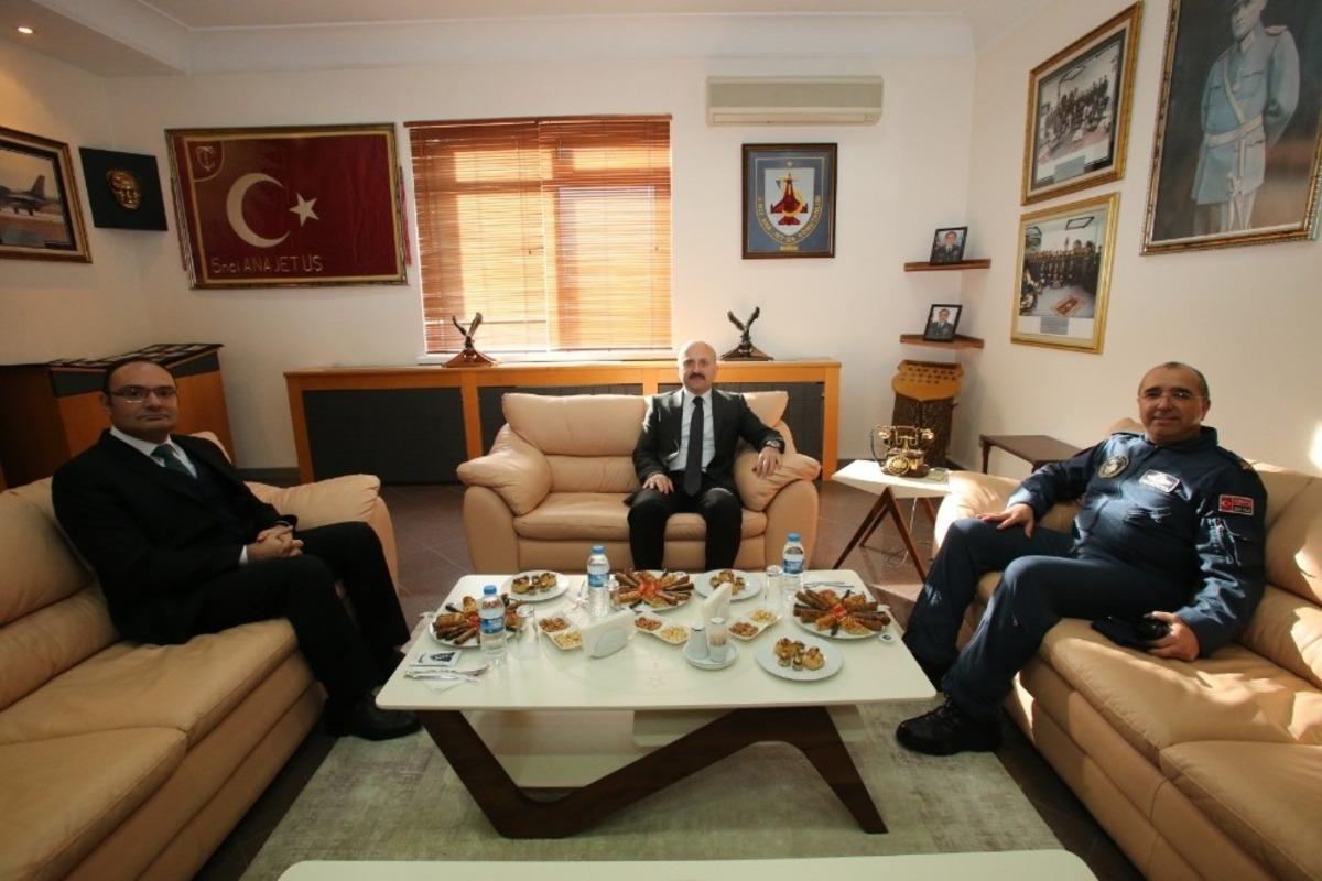 Vali Varol, Merzifon 5. Ana Jet &Uuml;s Komutanlığını ziyaret etti.