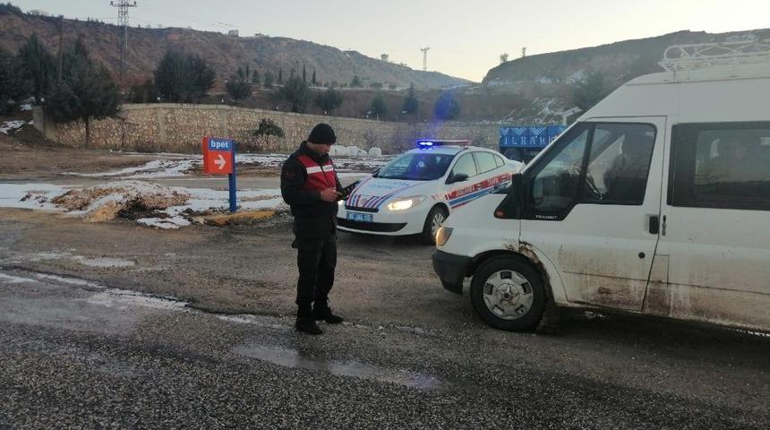 Jandarma ekipleri iş&ccedil;i taşıyan ara&ccedil;larda denetim yaptı