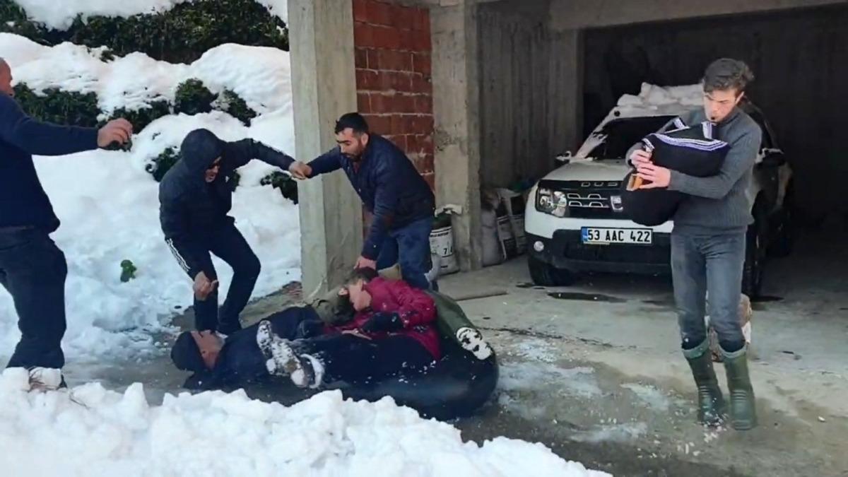 Şambrelle kayan gen&ccedil;, horon tepen vatandaşın arasına daldı