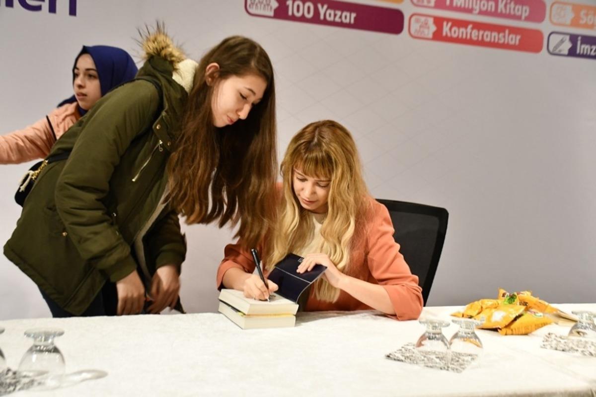 İneg&ouml;l&rsquo;de Kitap G&uuml;nleri Fuarı t&uuml;m hızıyla s&uuml;r&uuml;yor