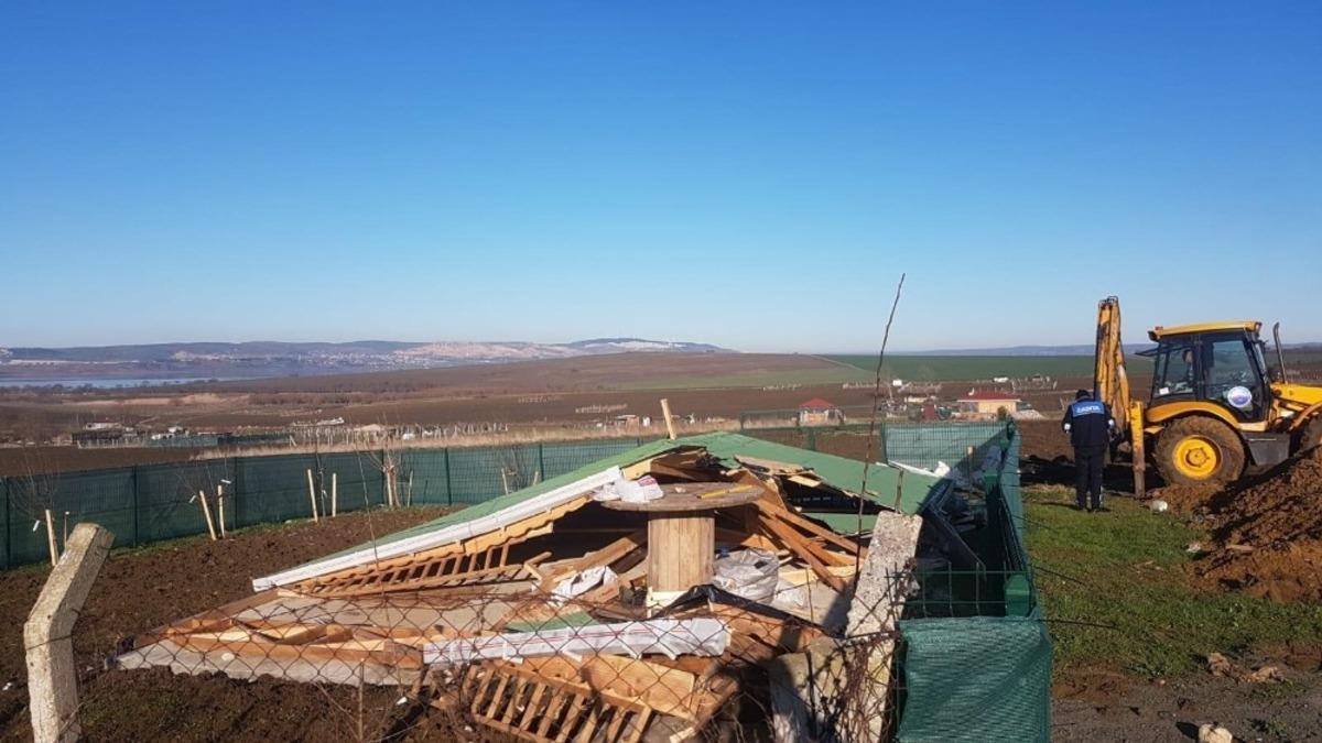 B&uuml;y&uuml;k&ccedil;ekmece G&ouml;l&uuml; &ccedil;evresinde 10 ka&ccedil;ak yapı yıkıldı