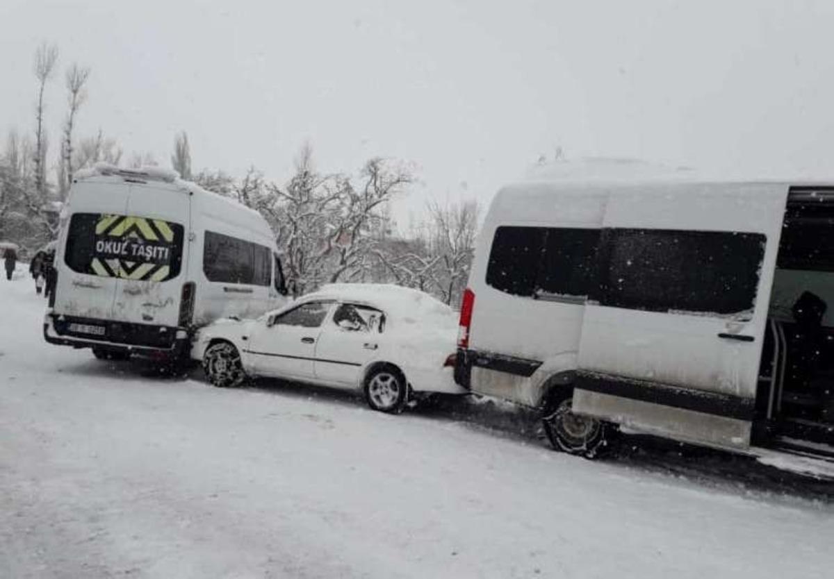 Buzlanan yolda kayan servis minib&uuml;s&uuml; kamerada