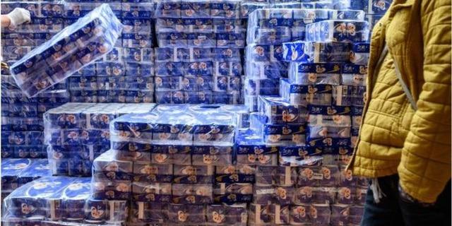 Koronavirüs kaosu: Bıçak tehdidiyle tuvalet kağıdı çaldılar!