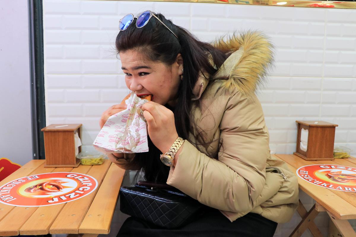 Adana&rsquo;da &lsquo;sucuk d&ouml;ner&rsquo; ilgi g&ouml;r&uuml;yor! Tanesi 15 liradan satılıyor