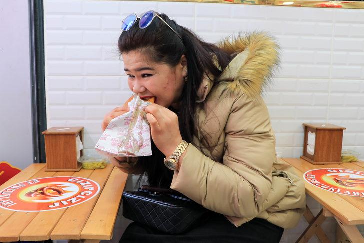 Adana’da ‘sucuk döner’ ilgi görüyor! Tanesi 15 liradan satılıyor G4