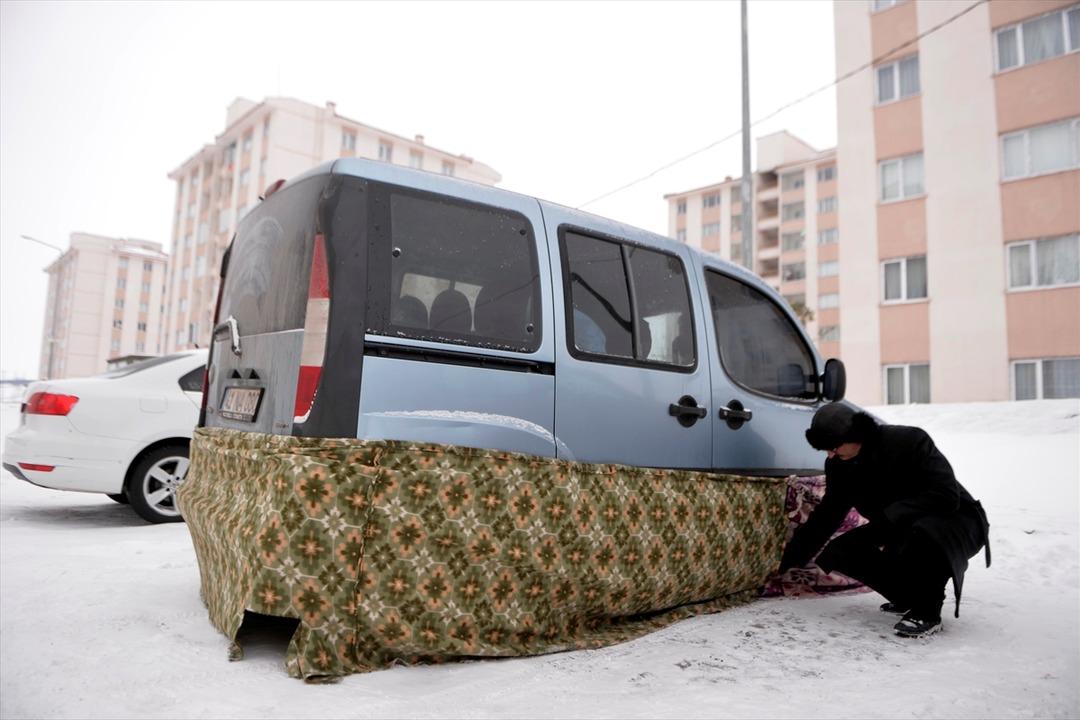 İlgin&ccedil; y&ouml;ntem! Otomobili donmasın diye...