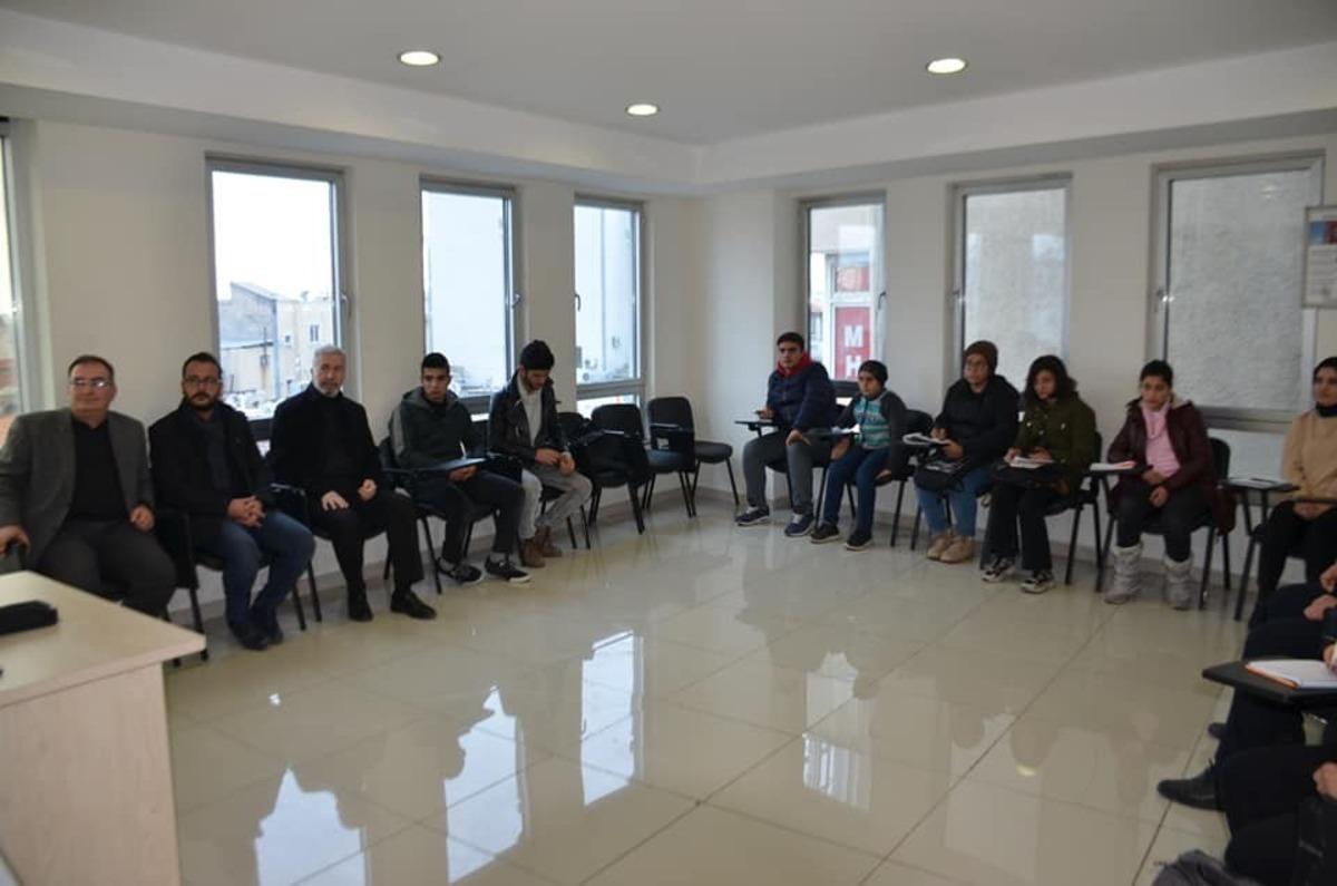 Kilis&rsquo;te&ldquo;Gen&ccedil; arkadaş, şiiri seviyorsan, sende şair olabilirsin&rdquo; eğitimi başladı