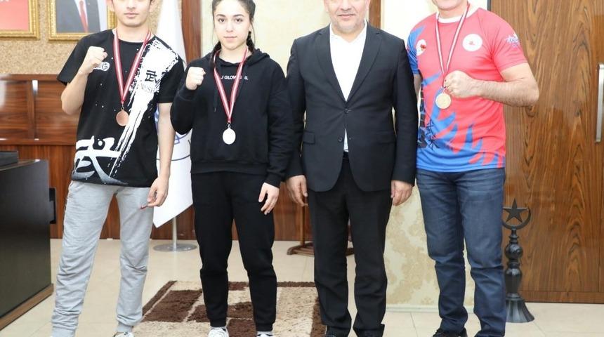 Dilovalı yıldızlar madalyaya doymuyor