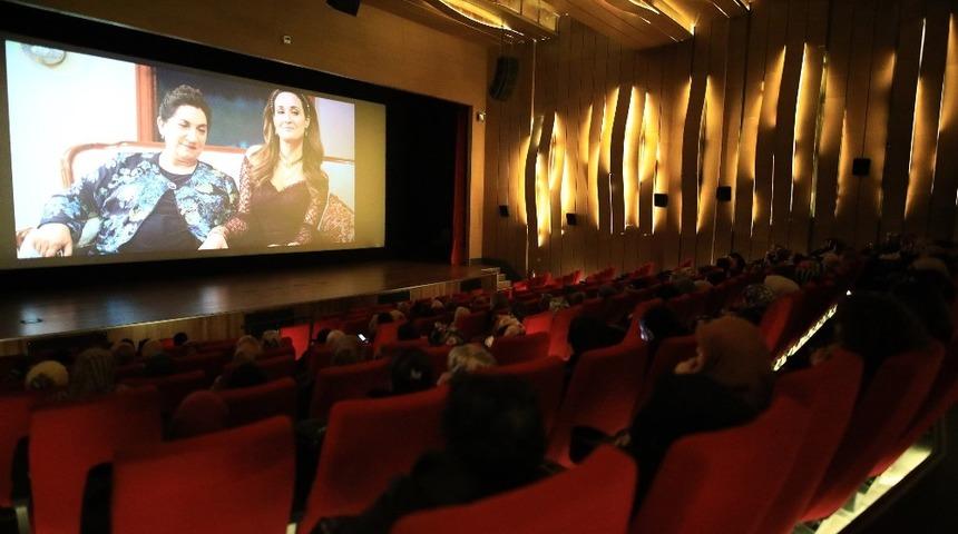 Sığınmacı kadınlar büyükşehir belediyesi sayesinde sinema keyfi yaşadı