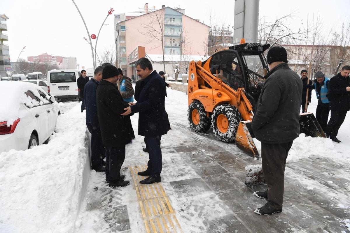 Muş Belediyesinin karla m&uuml;cadele mesaisi devam ediyor