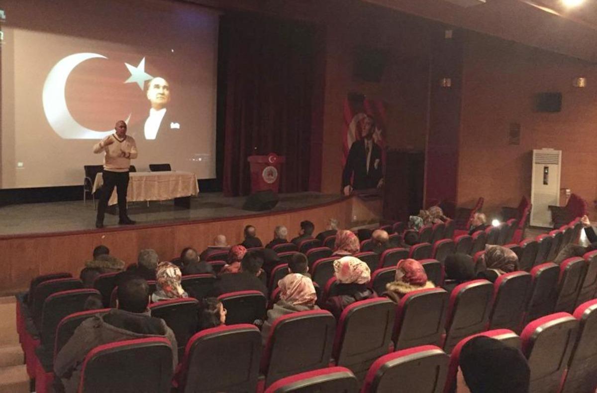 Ahlat&rsquo;ta &ldquo;&Ccedil;ocuğun Okul Başarısında Ailenin Rol&uuml;&rdquo; konferansı