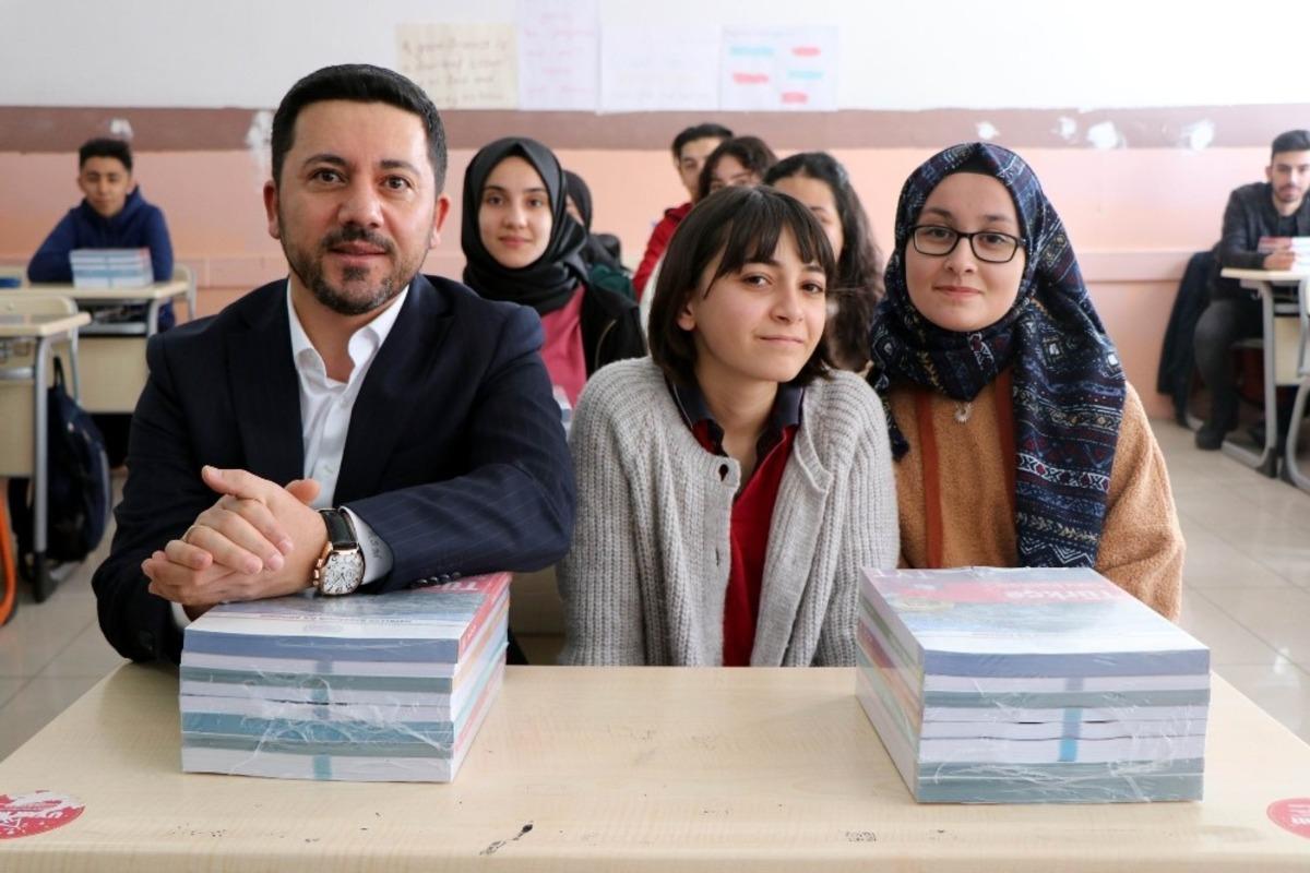 Nevşehir Belediyesi tarafından &uuml;niversiteye hazırlanan &ouml;ğrencilere kitap seti dağıtıldı