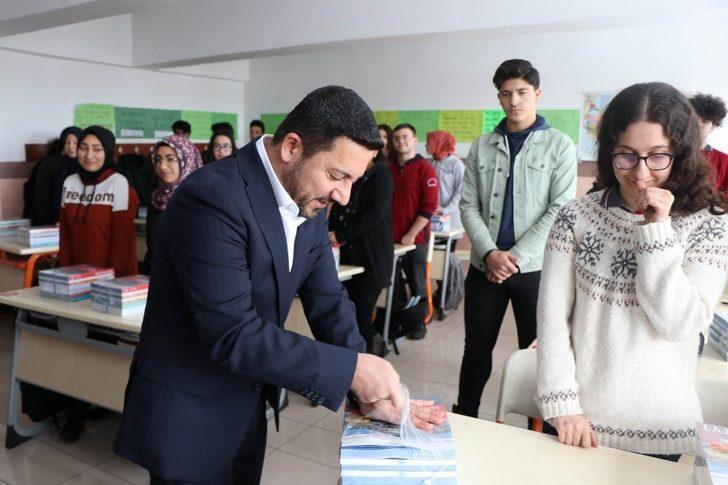 Nevşehir Belediyesi tarafından üniversiteye hazırlanan öğrencilere kitap seti dağıtıldı G3