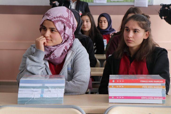 Nevşehir Belediyesi tarafından üniversiteye hazırlanan öğrencilere kitap seti dağıtıldı G5