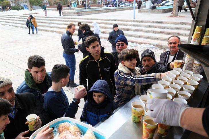 Aksaray Belediyesi vatandaşlara çorba ve lokma ikram etti G1