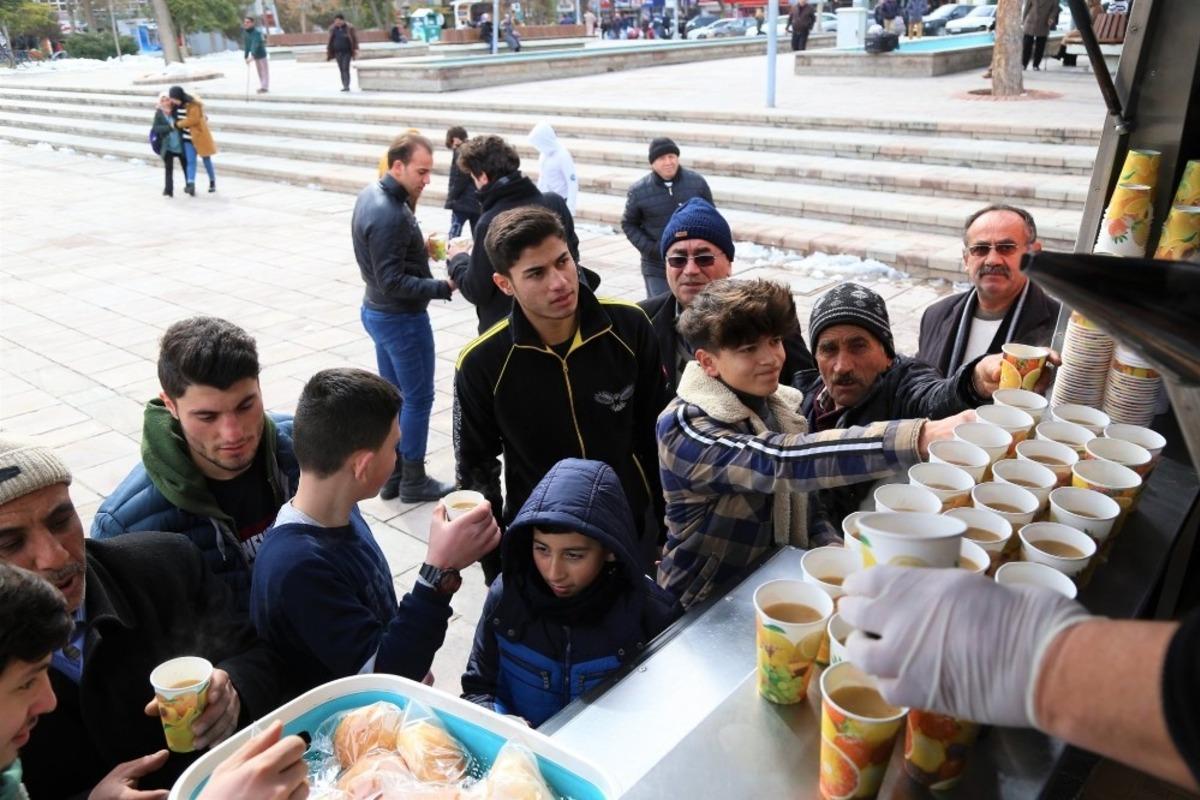 Aksaray Belediyesi vatandaşlara &ccedil;orba ve lokma ikram etti