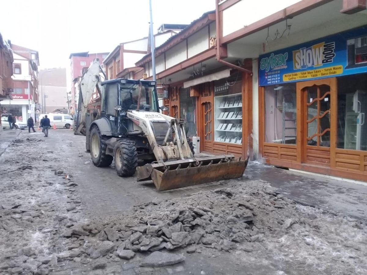 Oltu Belediyesi Karla M&uuml;cadele Ekipleri yoğun mesai harcıyor