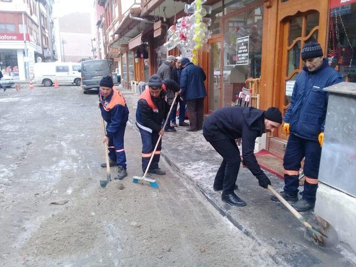 Oltu Belediyesi Karla Mücadele Ekipleri yoğun mesai harcıyor G2