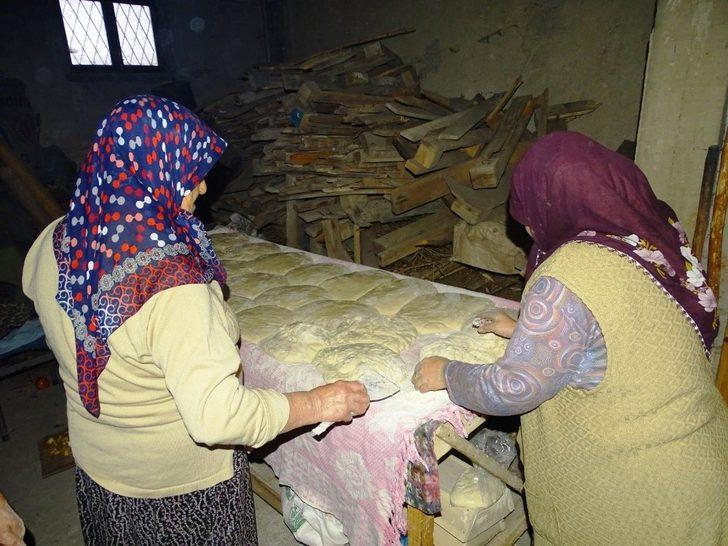 Geç bayatlayan köy ekmeğini aylarca tüketiyorlar G2