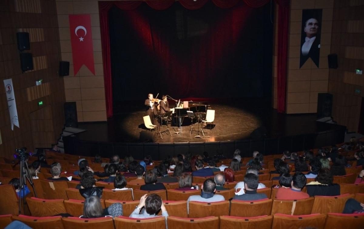 &Uuml;nl&uuml; sanat&ccedil;ı Cihat Aşkın&rsquo;dan OM&Uuml;&rsquo;de konser