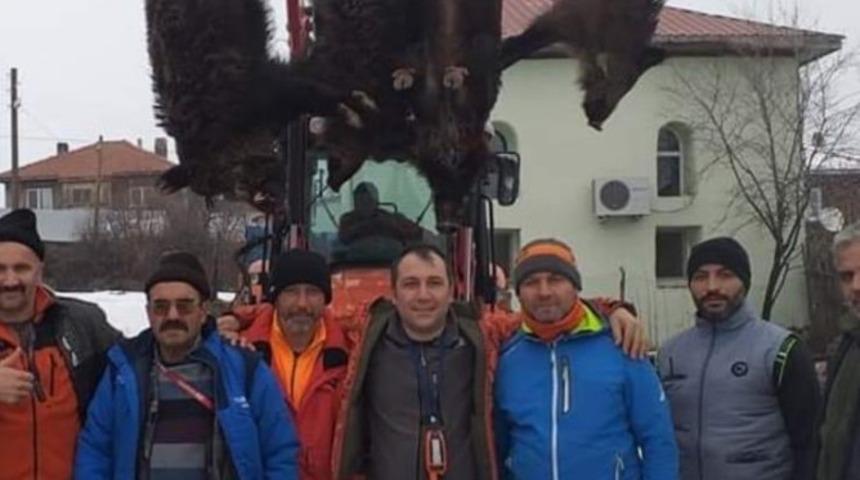 Avladıkları yaban domuzlarını kep&ccedil;eye asarak sergilediler