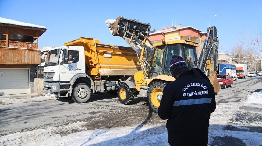 Talas’ta kar yığınları kaldırılıyor