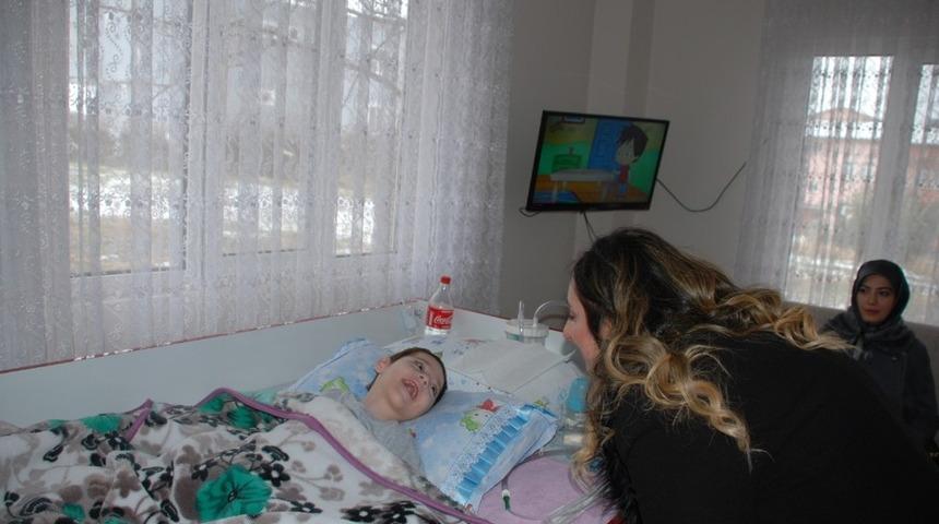 Protokol eşlerinden serebral palsi hastası Ege&rsquo;ye ziyaret