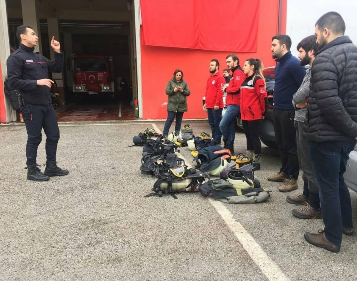 D&uuml;zce İtfaiyesi&rsquo;nden g&ouml;n&uuml;ll&uuml;lere temel itfaiyecilik eğitimi