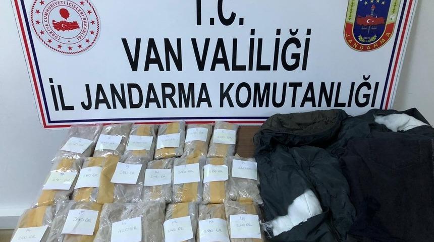 Uyuşturucuyu pantolonunun astarına gizlemiş