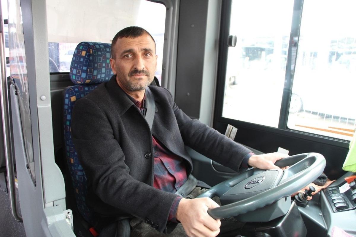 Engelliyi kucağında taşıyan şof&ouml;r, kanseri yenmiş