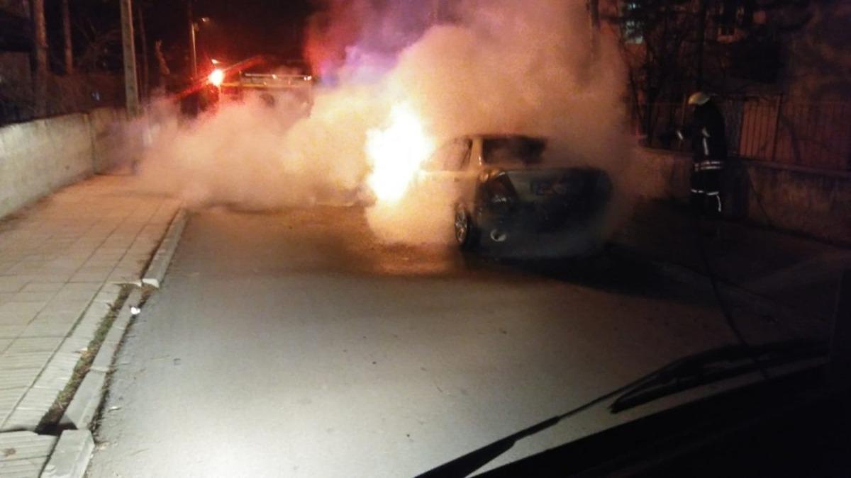 Park halindeki otomobil yandı