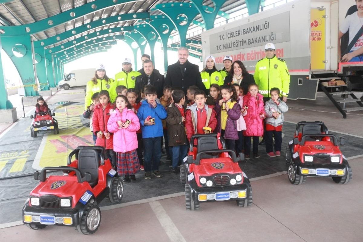 &Ccedil;ocuklar trafik tırında trafik kurallarını &ouml;ğreniyor