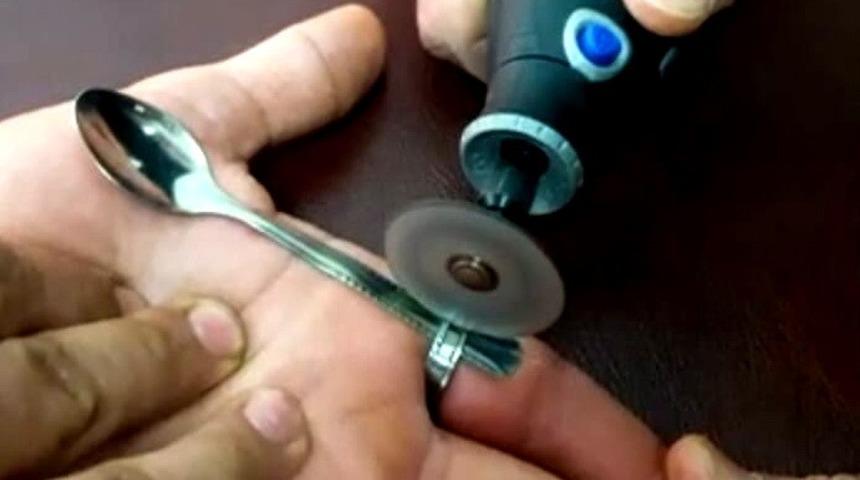 Y&uuml;z&uuml;ğe sıkışan parmağı itfaiye kurtardı