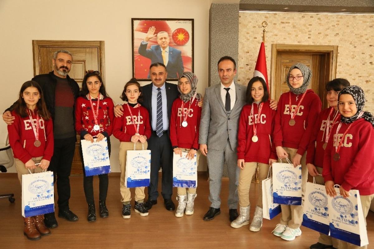 Erciyes Ortaokulu&rsquo;ndan satran&ccedil;ta iki kupa