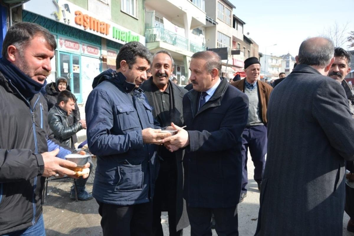 Başkan Yaptırmış, soğuk havada &ccedil;alışan pazarcılara &ccedil;orba dağıttı