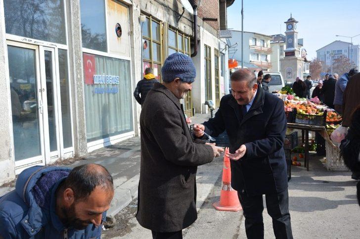 Başkan Yaptırmış, soğuk havada çalışan pazarcılara çorba dağıttı G2