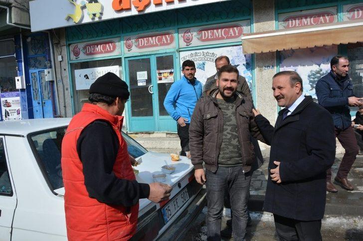 Başkan Yaptırmış, soğuk havada çalışan pazarcılara çorba dağıttı G3