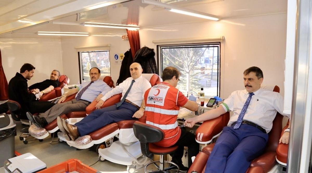 Vali &Ccedil;ift&ccedil;i&rsquo;den 28. kan bağışı