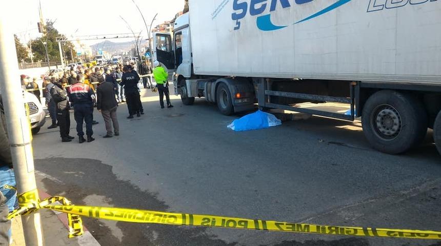 Tırın altında kalan yaşlı adam hayatını kaybetti