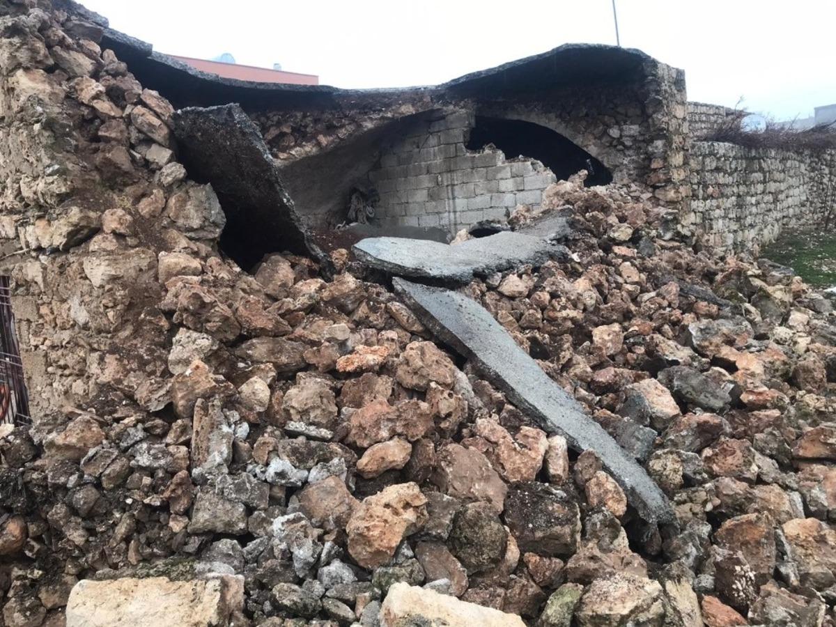 Midyat&rsquo;ta deponun tavanı &ccedil;&ouml;kt&uuml;: 1 yaralı