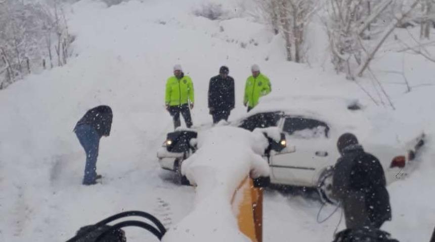 Karla m&uuml;cadele ekibinin zor anları