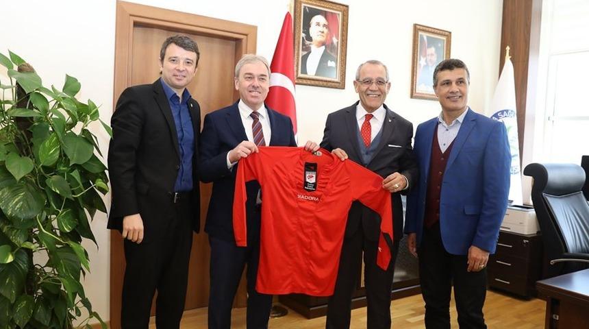 K&uuml;tahya&rsquo;da Abdurrahman Arıcı&rsquo;ya bel fıtığı tedavisi