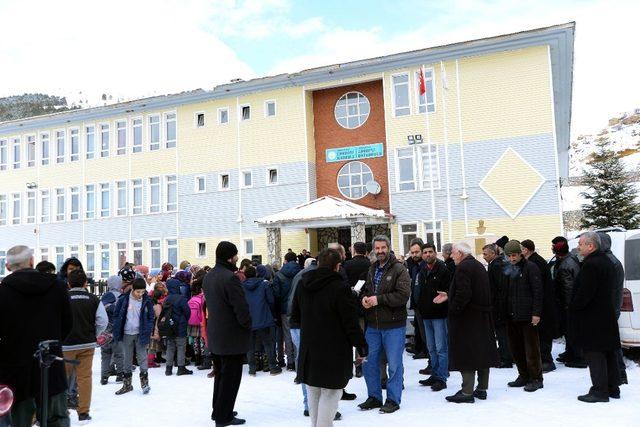 Öğrenci ve veliler, tahliye edilen okul önünde protesto yaptı