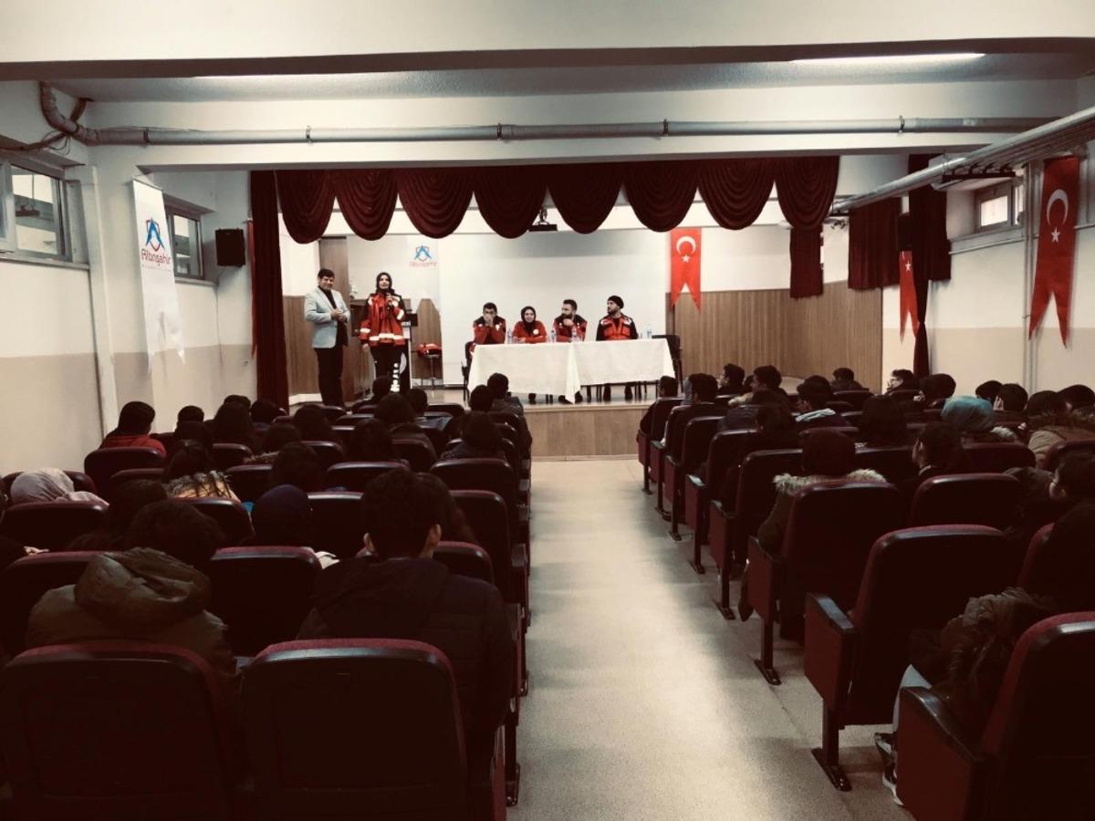 Depremin kahramanları &ouml;ğrencilerle bir araya geldi