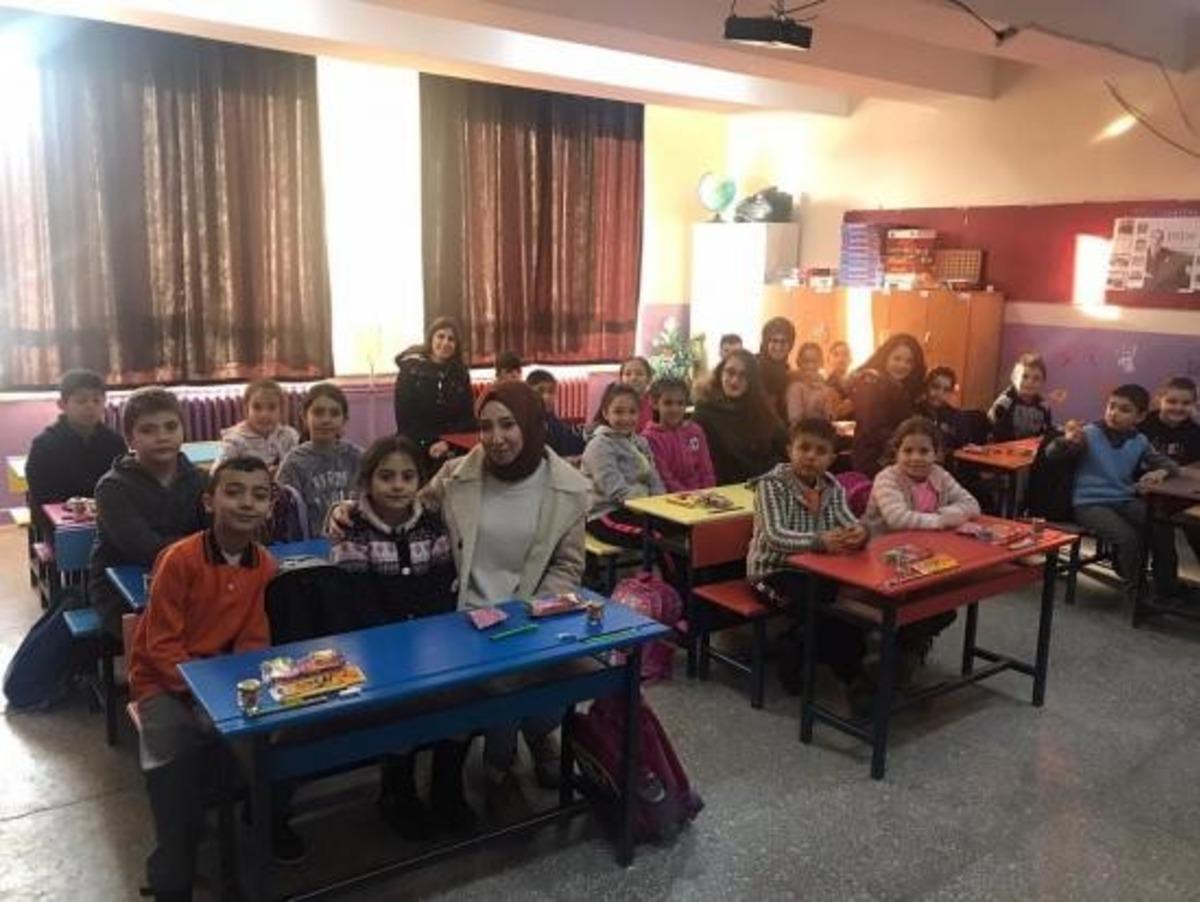 NEV&Uuml;, G&ouml;kkuşağı ekibinden ilkokul &ouml;ğrencilere rengarenk sınıf