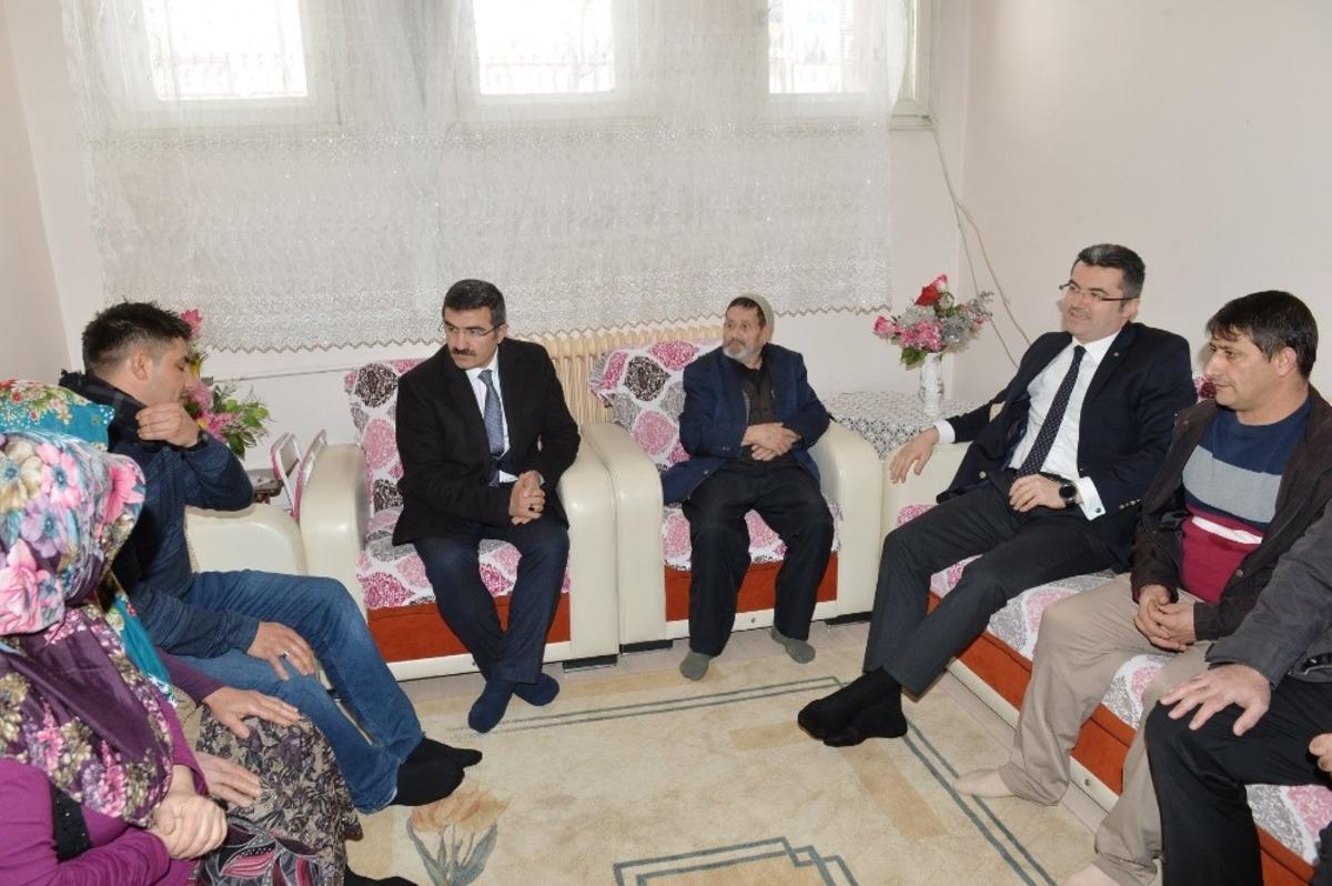 Vali Memiş, yaralı Uzman Onbaşı Kaplan&rsquo;ı evinde ziyaret etti