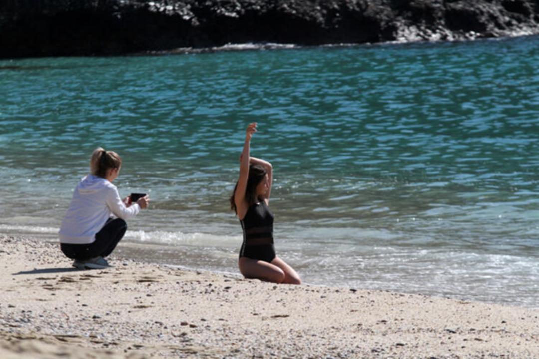 Fotoğraf bug&uuml;n &ccedil;ekildi! Sıcak havayı g&ouml;ren plaja indi