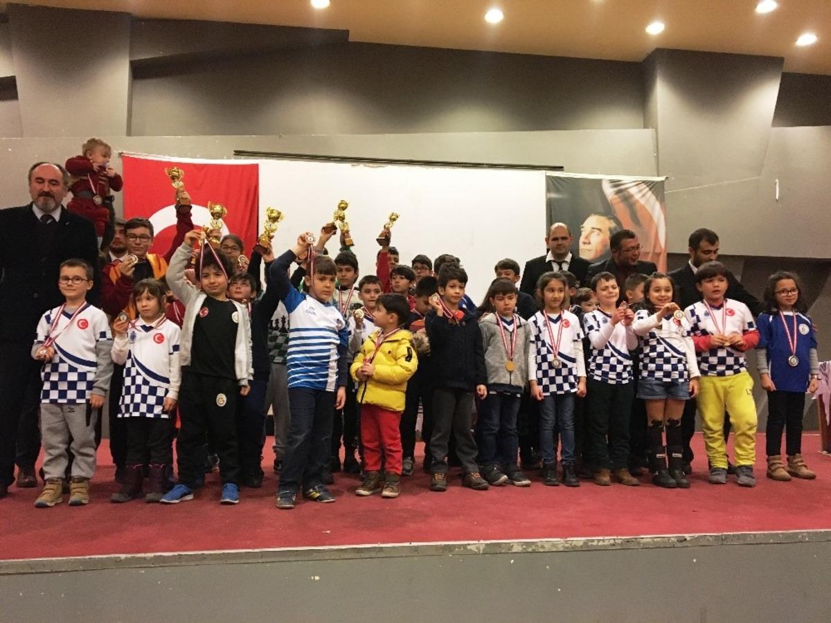 Ayvalık&rsquo;ta satran&ccedil; turnuvası heyecanı
