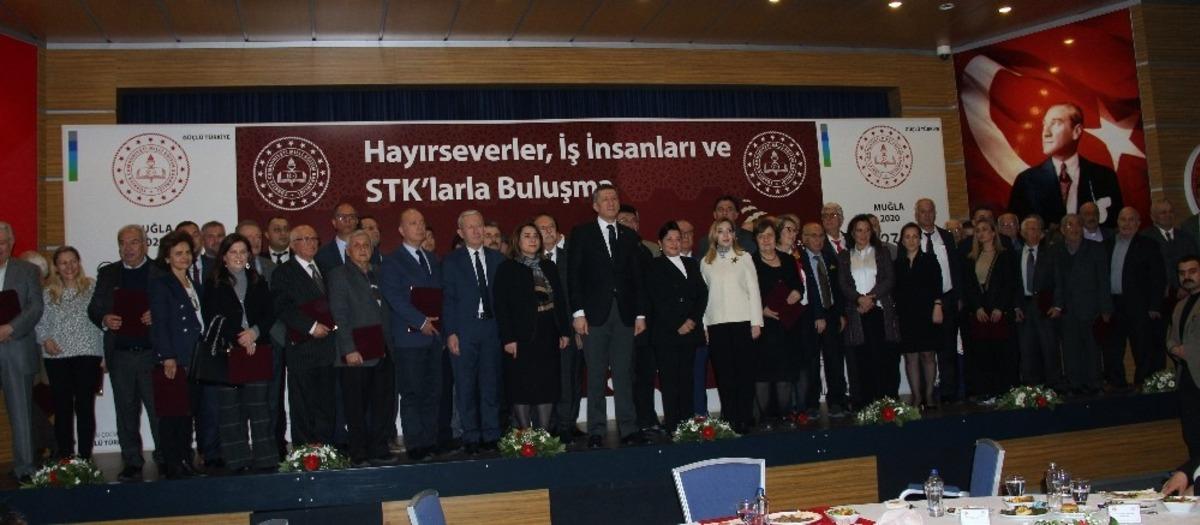 Bakan Sel&ccedil;uk, eğitime katkı verenlere plaket verdi